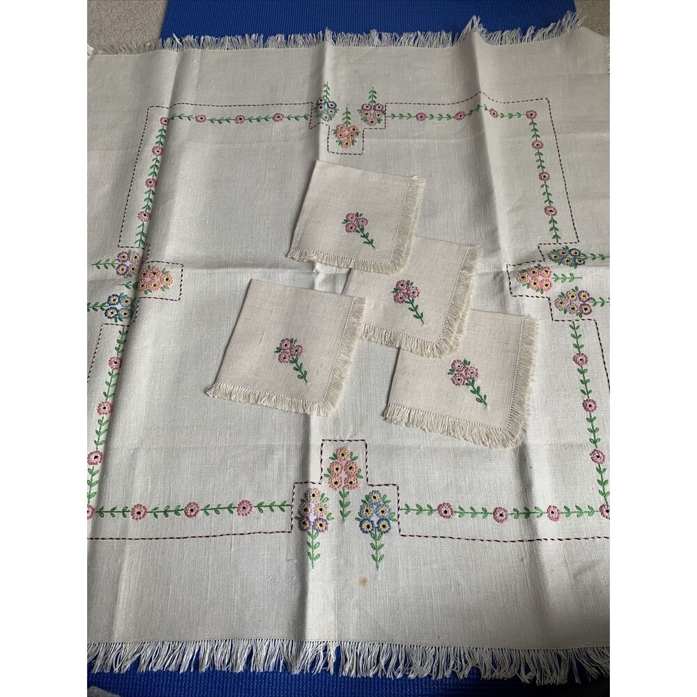 vintage hand embroidered Doilies Or tablecloth with 4 napkins 31x31